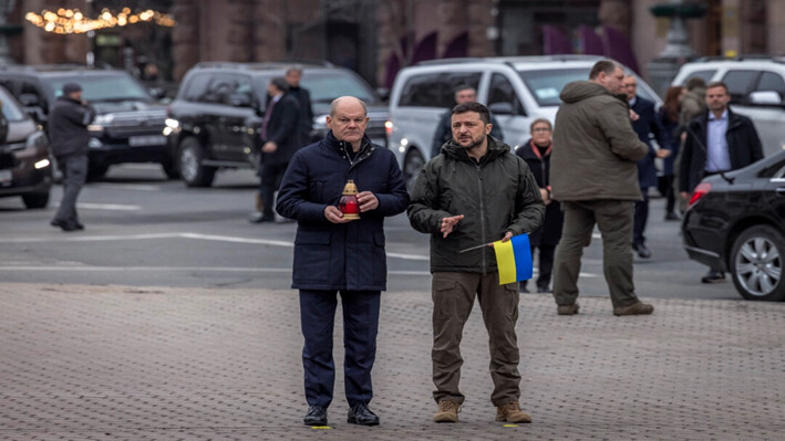 El presidente ucraniano, Volodimir Zelensky (der.), y el canciller alemán, Olaf Scholz (izq.), visitan el monumento improvisado que rinde homenaje a los combatientes ucranianos y extranjeros en la Plaza de la Independencia en Kiev, el 2 de diciembre de 2024. (Roman Rilipey/AFP vía Getty Images)