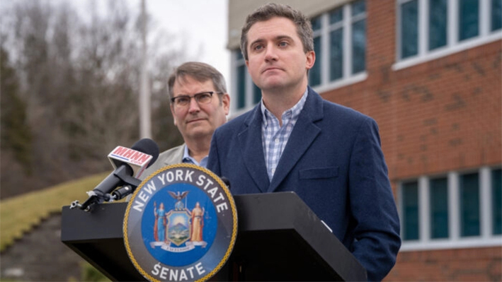 James Skoufis habla durante una rueda de prensa en New Windsor, Nueva York, el 22 de febrero de 2023. (Cara Ding/The Epoch Times)