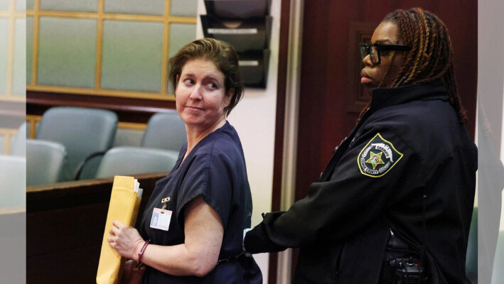 Sarah Boone es conducida esposada mientras mira a sus partidarios en una sala de la corte del condado de Orange en Orlando, Florida, el 2 de diciembre de 2024. (Stephen M. Dowell/Orlando Sentinel vía AP).