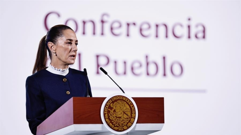 La presidenta de México, Claudia Sheinbaum, habla durante su rueda de prensa matutina en Palacio Nacional el 3 de diciembre de 2024, en Ciudad de México (México). EFE/ Sáshenka Gutiérrez