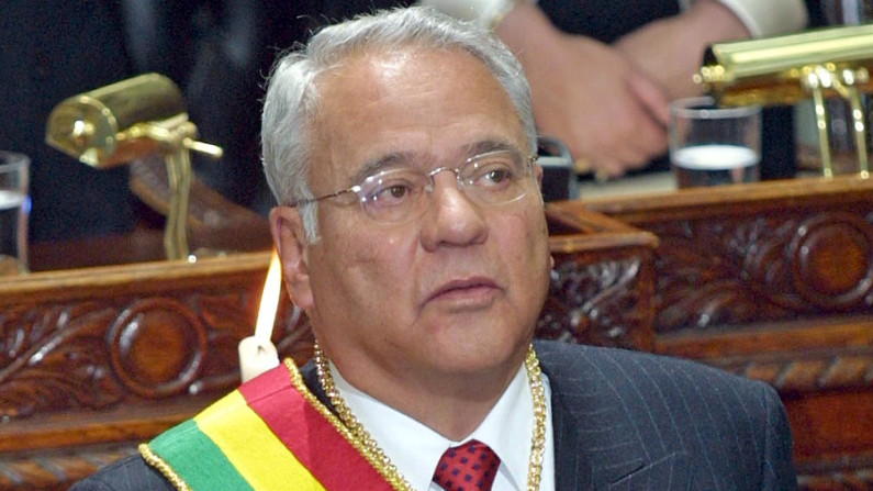 El expresidente boliviano Gonzalo Sánchez de Lozada porta la banda presidencial el 6 de agosto de 2002, luego de prestar juramento en el Congreso Nacional en La Paz (Bolivia). (Aizar Raldes/AFP vía Getty Images)