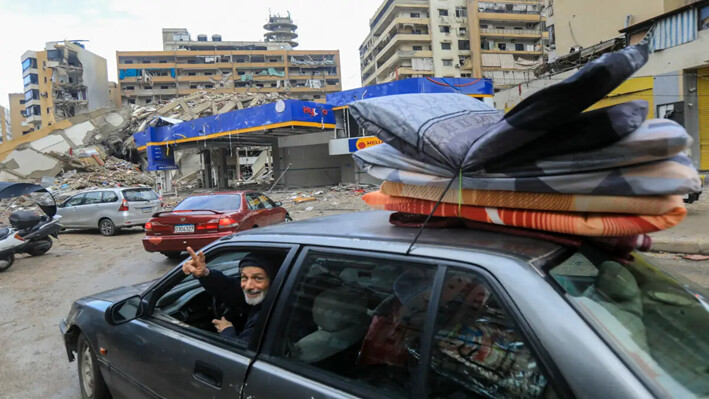 Varias personas regresan con sus pertenencias a sus hogares en los suburbios del sur de Beirut, el 27 de noviembre de 2024, tras la entrada en vigor de un alto el fuego entre Israel y Hezbolá. (AFP vía Getty Images)