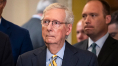 McConnell insta a Trump a pedir a 2 jueces «no retirados» que se recusen de sus casos