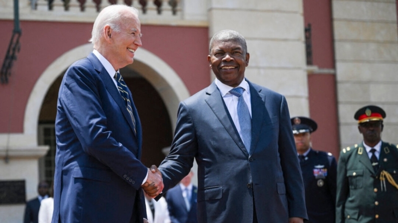 El presidente Joe Biden estrecha la mano del presidente de Angola Joao Lourenco antes de su reunión bilateral en el Palacio Presidencial de Luanda el 3 de diciembre de 2024. Andrew Caballero-Reynolds/AFP vía Getty Images