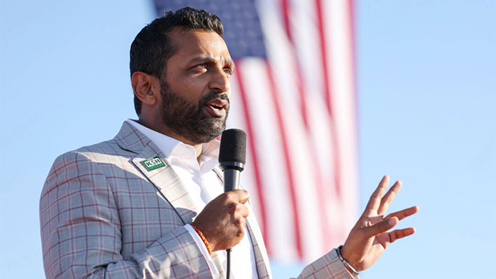 El exjefe de gabinete del Departamento de Defensa Kash Patel habla durante un mitin de campaña en el aeropuerto Minden-Tahoe en Minden, Nevada, el 8 de octubre de 2022. (Justin Sullivan/Getty Images)