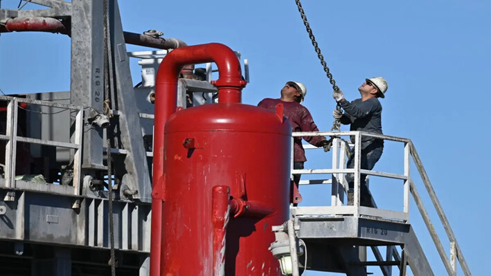 Los equipos trabajan para desmontar una plataforma de perforación controlada de recursos térmicos para extraer litio y producir energía geotérmica en Calipatria, California, el 15 de diciembre de 2021. (Robyn Beck/AFP vía Getty Images)