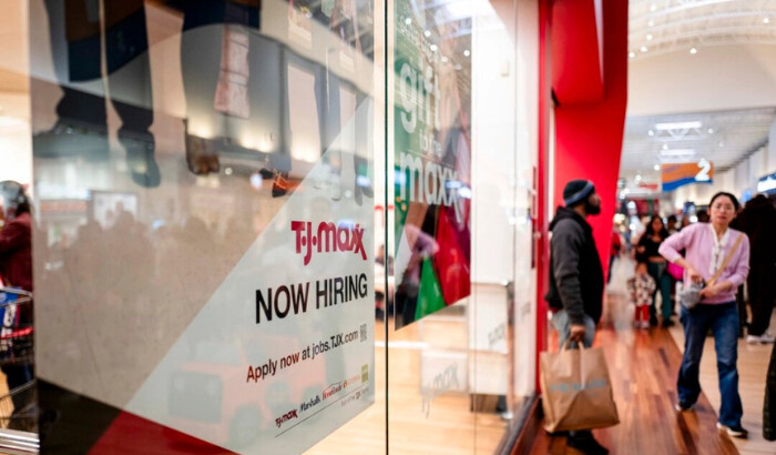 Un cartel de "ahora contratando" durante el Black Friday en un centro comercial de Hanover, Maryland, el 29 de noviembre de 2024. (Madalina Vasiliu/The Epoch Times)