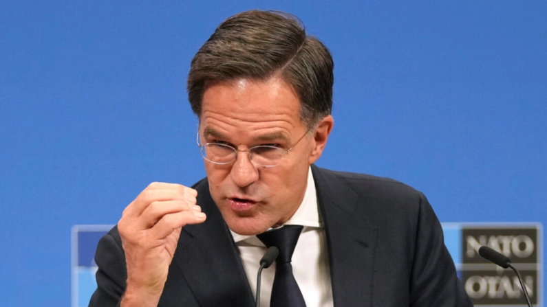 El secretario general de la OTAN, Mark Rutte, se dirige a los medios de comunicación antes de una reunión de ministros de Asuntos Exteriores en la sede de la OTAN en Bruselas, Bélgica, el 3 de diciembre de 2024. (Virginia Mayo/AP)