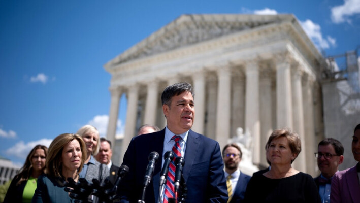 El fiscal general de Idaho, Raul Labrador, habla ante la Corte Suprema en Washington, el 24 de abril de 2024. (Andrew Harnik/Getty Images).