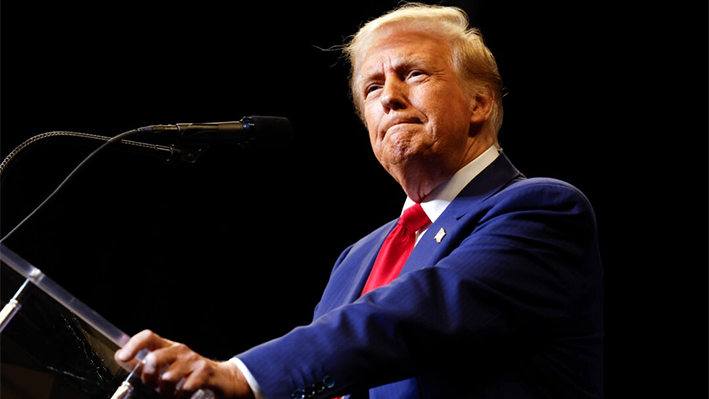 El candidato presidencial republicano, el expresidente Donald Trump, habla durante un mitin de campaña en el Bryce Jordan Center en State College, Pensilvania, el 26 de octubre de 2024. (Anna Moneymaker/Getty Images)