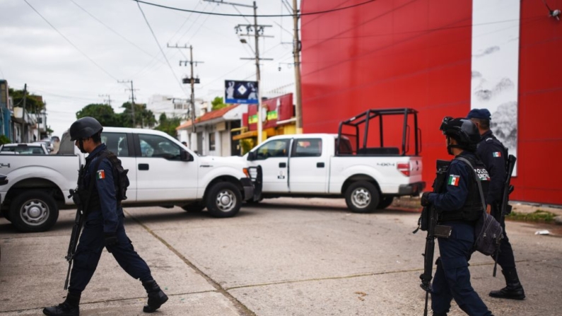 Agentes de policía hacen guardia en Coatzacoalcos, estado de Veracruz, México, el 29 de agosto de 2019. (Victoria Razo/AFP vía Getty Images)