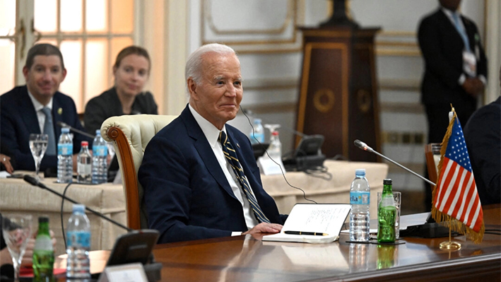 El presidente de Estados Unidos, Joe Biden (C), escucha durante su reunión bilateral con el presidente de Angola, Joao Lourenco (no se ve), en el Palacio Presidencial de Luanda, Angola, el 3 de diciembre de 2024. (Andrew Caballero-Reynolds/AFP vía Getty Images)