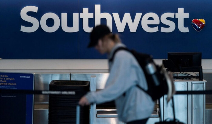 Un viajero camina por la zona de mostradores de venta de billetes de Southwest Airlines en el Aeropuerto Internacional de Los Ángeles, en Los Ángeles, el 18 de abril de 2023. (Jae C. Hong/Foto AP)