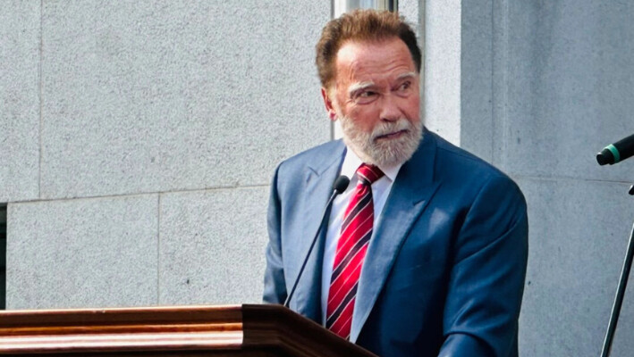 El exgobernador de California Arnold Schwarzenegger toma juramento al fiscal del condado de Los Ángeles Nathan Hochman el 3 de diciembre en el centro de Los Ángeles. (Jill McLaughlin/The Epoch Times).