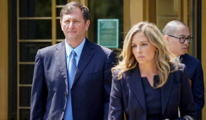 Alexander Mashinsky, fundador y exdirector ejecutivo de la fallida plataforma de préstamos de criptomoneda Celsius Network, abandona la corte federal de Manhattan con su equipo legal en Nueva York el 25 de julio de 2023. (John Minchillo/Foto AP)