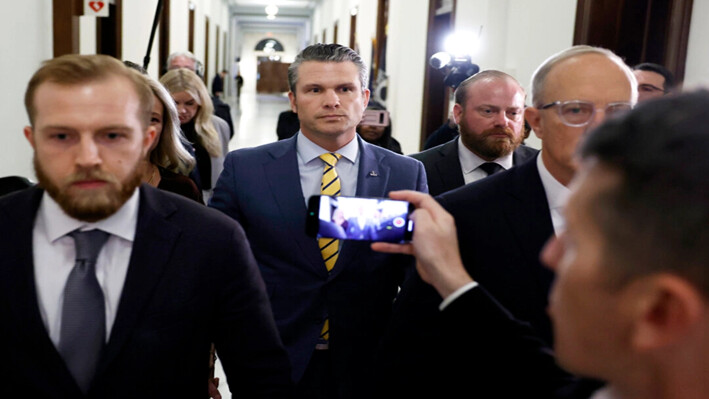 Pete Hegseth, candidato del presidente electo Donald Trump para ser secretario de Defensa, camina por el edificio Russell Senate Office, en el Capitolio de EE. UU., el 3 de diciembre de 2024. (Anna Moneymaker/Getty Images)