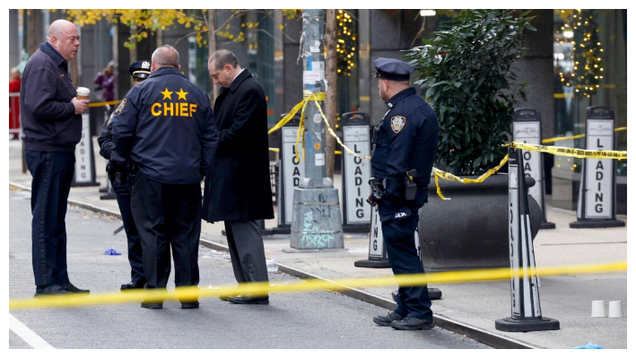 Agentes de policía cerca de la escena donde el CEO de United Healthcare Brian Thompson fue asesinado a tiros en Midtown Manhattan, en la ciudad de Nueva York, el 4 de diciembre de 2024. (Shannon Stapleton/Reuters)