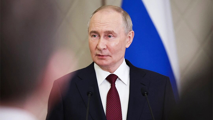 El presidente ruso Vladimir Putin habla con los medios de comunicación tras asistir a una reunión de la Organización del Tratado de Seguridad Colectiva (OTSC) en Astana, Kazajstán, el 28 de noviembre de 2024. (Mikhail Tereshchenko/AFP/Getty Images)