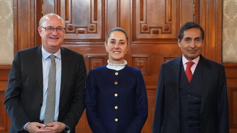 Fotografía cedida el 3 de diciembre de 2024 por la presidencia de México, de la presidenta de México, Claudia Sheinbaum (d) acompañada del secretario de Hacienda Rogelio Ramírez de la O (d) y del presidente del Banco Interamericano de Desarrollo, Ilan Goldfajn (i), durante una reunión en Palacio Nacional de la Ciudad de México (México). EFE/Presidencia de México