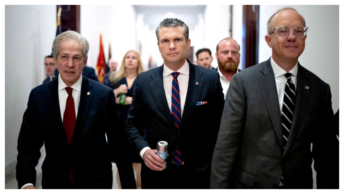 El nominado del presidente electo Donald Trump para ser secretario de Defensa Pete Hegseth (C) sale de una reunión con el senador Tommy Tuberville (R-Ala.) en el Capitolio en Washington el 2 de diciembre de 2024. (Andrew Harnik/Getty Images)