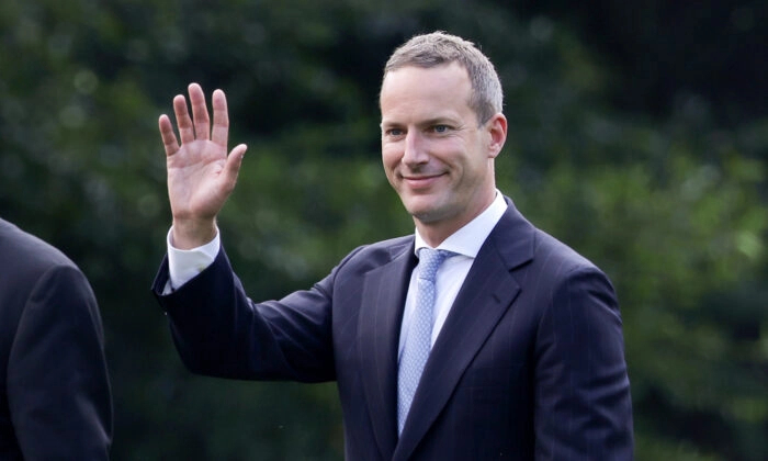 Adam Boehler camina por el Jardín Sur de la Casa Blanca hacia el Marine One antes de una salida con el presidente Donald Trump, el 27 de julio de 2020. (Alex Wong/Getty Images)