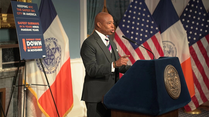 El alcalde de Nueva York, Eric Adams, habla en una rueda de prensa en el Salón Azul del Ayuntamiento el 3 de diciembre de 2024. (Oliver Mantyk/The Epoch Times)