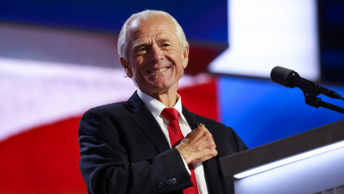 El exdirector de la Oficina de Política Comercial y Manufacturera de EE.UU., Peter Navarro, habla durante el tercer día de la Convención Nacional Republicana en el Fiserv Forum de Milwaukee, el 17 de julio de 2024. (Joe Raedle/Getty Images)