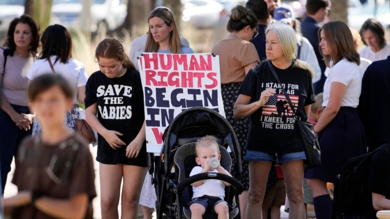 Activistas sobre el aborto frente al Capitolio de Arizona en Phoenix el 1 de mayo de 2024. (Matt York/Foto AP)