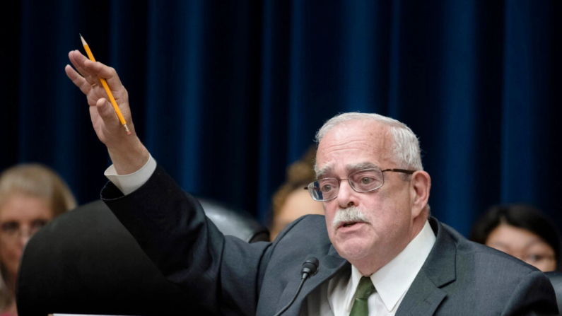 El representante Gerry Connolly, demócrata de Virginia, interroga a los testigos durante la audiencia del Comité de Supervisión y Responsabilidad de la Cámara de Representantes sobre la supervisión del Congreso en Washington, 29 de marzo de 2023. (AP Photo/Cliff Owen, Archivo)