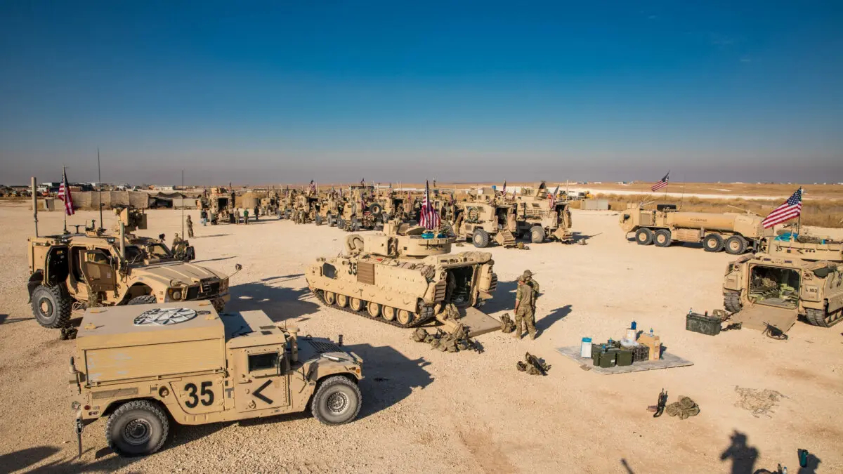 Soldados estadounidenses proporcionan vehículos de combate M2A2 Bradley para la Fuerza de Tarea Conjunta Combinada-Operación Inherent Resolve en el este de Siria el 10 de noviembre de 2019. (Spc. DeAndre Pierce/Reserva del Ejército de los Estados Unidos)