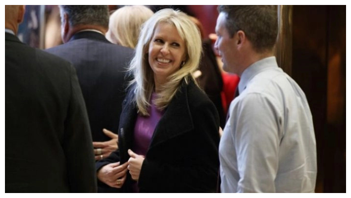 Monica Crowley sonríe al salir del ascensor en el vestíbulo de la Torre Trump en Nueva York, el 15 de diciembre de 2016. (Evan Vucci/AP Photo)