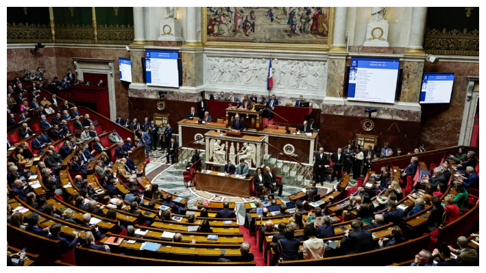 El primer ministro francés Michel Barnier (C) pronuncia un discurso durante la sesión de votación sobre el proyecto de ley de Seguridad Social 2025 en la Asamblea Nacional, la cámara baja del Parlamento francés, en París el 2 de diciembre de 2024. (Stephane De Sakutin/AFP vía Getty Images)