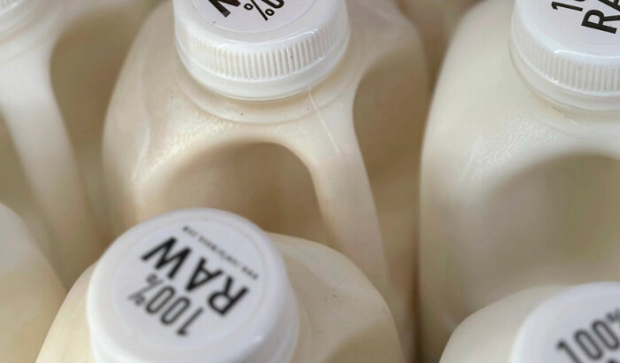 Botellas de leche cruda se exhiben para la venta en una tienda en Temecula, California, el miércoles 8 de mayo de 2024. (JoNel Aleccia/Foto AP)