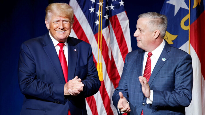 El expresidente estadounidense Donald Trump es presentado por el presidente del Partido Republicano de Carolina del Norte, Michael Whatley (der.), antes de hablar en la cena de la convención republicana de Carolina del Norte, en Greenville, Carolina del Norte, el 5 de junio de 2021.   (Jonathan Drake/Reuters)