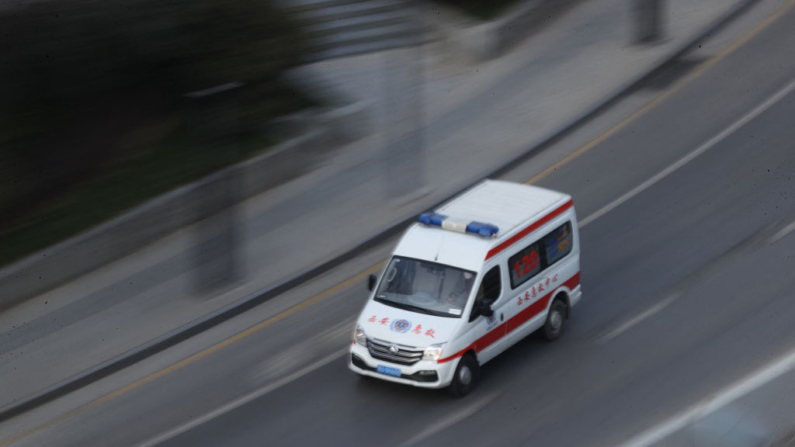 Foto de archivo muestra una ambulancia en China. (STR/AFP vía Getty Images)