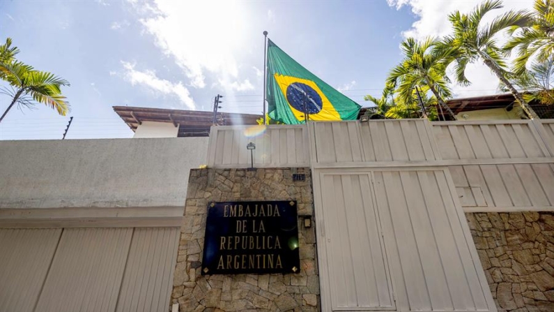 Fotografía de archivo que muestra la bandera de Brasil izada en la residencia del embajador de Argentina, en Caracas (Venezuela). EFE/ Henry Chirinos