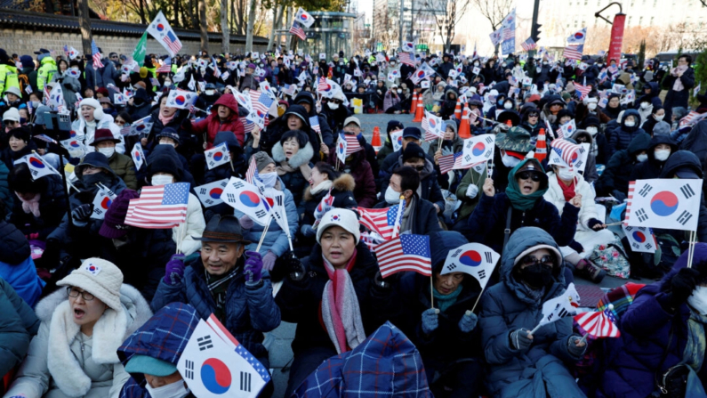 Manifestantes de grupos conservadores asisten a una concentración de apoyo al presidente surcoreano Yoon Suk Yeol en Seúl, Corea del Sur, el 4 de diciembre de 2024. (Kim Kyung-Hoon/Reuters)