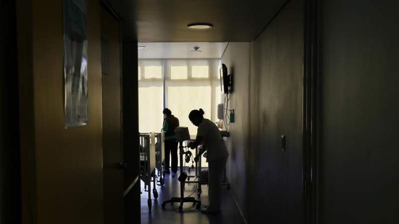 Fotografía de archivo donde aparece una enfermara mientras trabaja en un hospital infantil en México. EFE/José Méndez