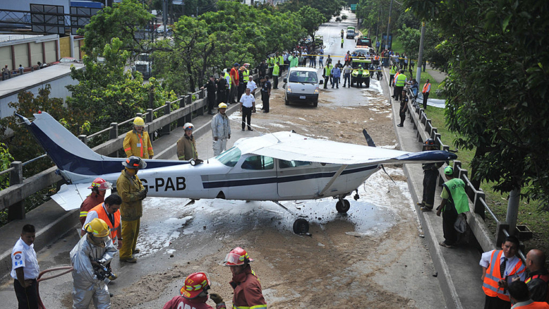 Se ve un avión Cessna después de estrellarse en una carretera en la Ciudad de Guatemala (Guatemala) el 26 de octubre de 2008. (Eitan Abramovich/AFP vía Getty Images)