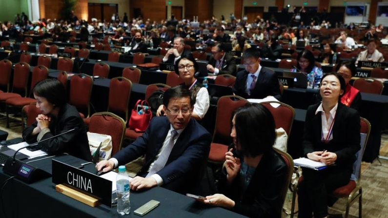 Fotografía de integrantes de la delegación de China el 6 de diciembre de 2024, durante la decimonovena sesión del Comité Intergubernamental para la Salvaguardia del Patrimonio Cultural Inmaterial de la Organización de las Naciones Unidas para la Educación, la Ciencia y la Cultura (Unesco), en Luque (Paraguay). EFE/ Juan Pablo Pino