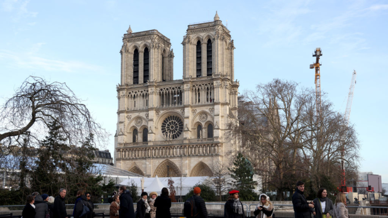 Vista general fuera de la Catedral de Notre-Dame de París antes de su reapertura el 6 de diciembre de 2024 en París, Francia. (Pascal Le Segretain/Getty Images para Notre-Dame de París)