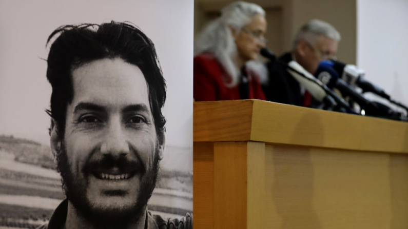 Marc y Debra Tice, los padres del periodista estadounidense Austin Tice (retrato i), secuestrado en Siria en 2012, dan una conferencia de prensa en Beirut, la capital libanesa, el 4 de diciembre de 2018. (Joseph Eid/AFP vía Getty Images)