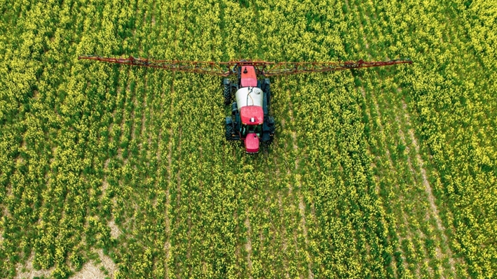 EPA propone aumentar los niveles permitidos del pesticida atrazina en la agricultura