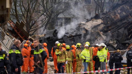 Al menos 5 muertos y 5 heridos en explosión de edificio en Holanda, rescatistas buscan más víctimas