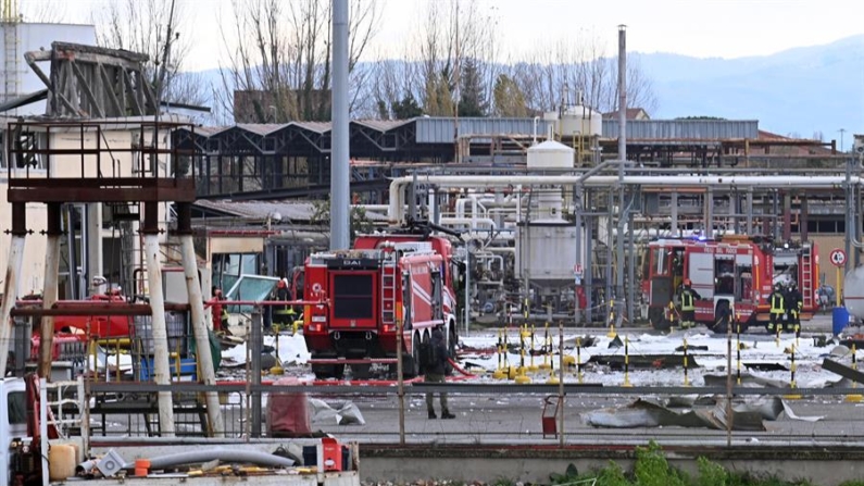 Los bomberos trabajan en el lugar de una explosión en el depósito de combustible 'Eni' en Calenzano, Florencia, Italia, el 9 de diciembre de 2024. EFE/EPA/Claudio Giovannini 