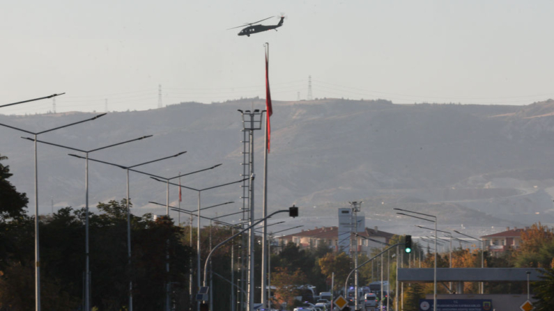 Un helicóptero militar sobrevuela la entrada de las instalaciones de Turkish Aerospace Industries luego de un ataque el 23 de octubre de 2024 en Ankara, Turquía. (Serdar Ozsoy/Getty Images)