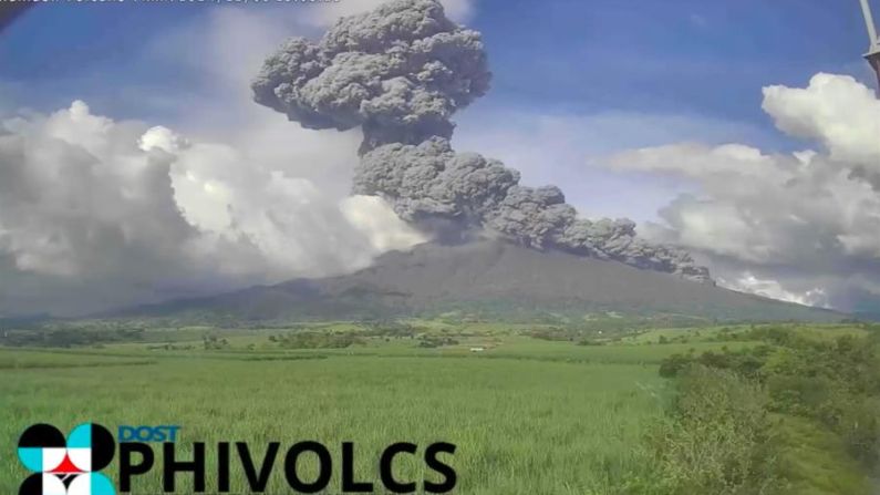 Momento de la erupción del volcán filipino Kanlaon, en la isla de Negros. EFE/EPA/Philippine Institute of volcanol