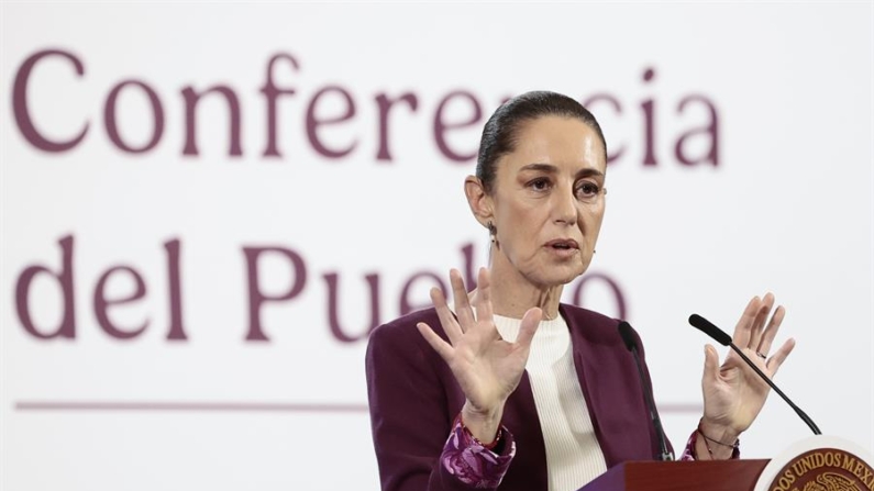 La presidenta de México, Claudia Sheinbaum, habla durante una conferencia de prensa el 9 de diciembre de 2024, en el Palacio Nacional de la Ciudad de México (México). EFE/ José Méndez