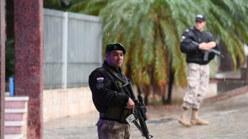 Las Fuerzas de Operaciones Especiales de la Policía de Paraguay (Grupo FOPE) patrullan en Asunción el 7 de julio de 2024. (Daniel Duarte/AFP vía Getty Images)