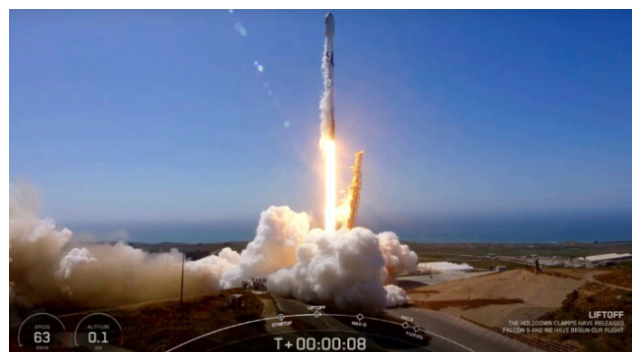 Esta imagen de vídeo proporcionada por SpaceX, una misión SpaceX Falcon 9 para lanzar 53 satélites Starlink a la órbita terrestre baja desde el Complejo de Lanzamiento Espacial 4 Este (SLC-4E), despega de la Base de la Fuerza Espacial Vandenberg, California, el 13 de mayo de 2022. (SpaceX vía AP)